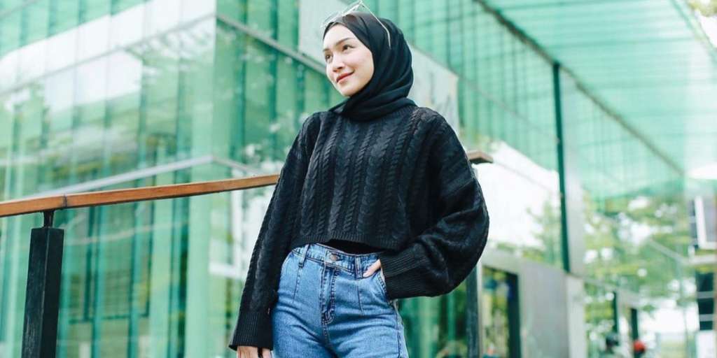 Paduan hitam dan denim biru