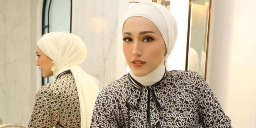 Outfit hijab ala Adelia Pasha