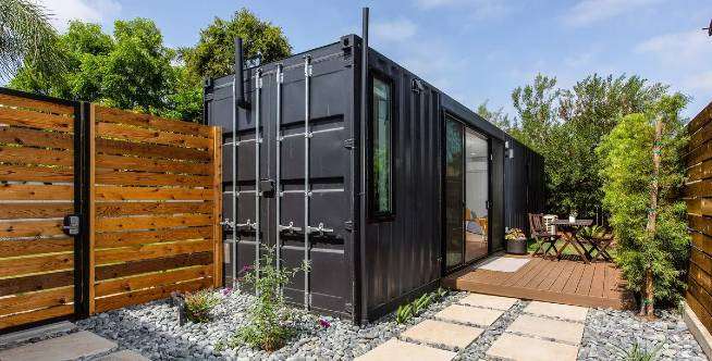 Desain Rumah Kontainer Asri Punya Taman Mini