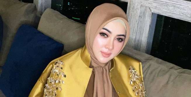 Berapa harga kemeja mustard Syahrini?