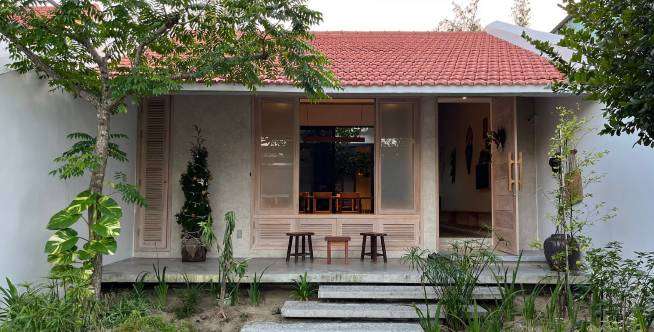 Pohon Besar di Tengah Rumah