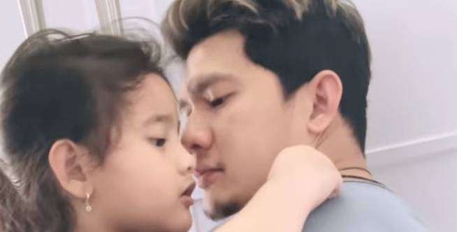 Dua Putrinya Berebut Cium, Iko Uwais Sampai 'Meleleh'
