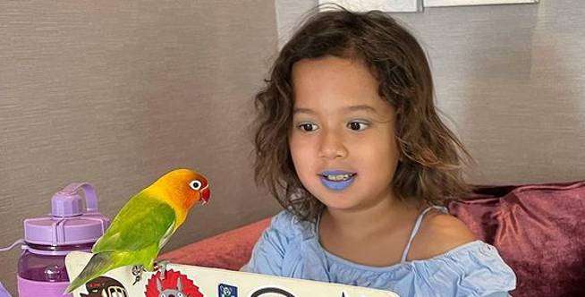 Video Zoey Sekolah dengan Kostum