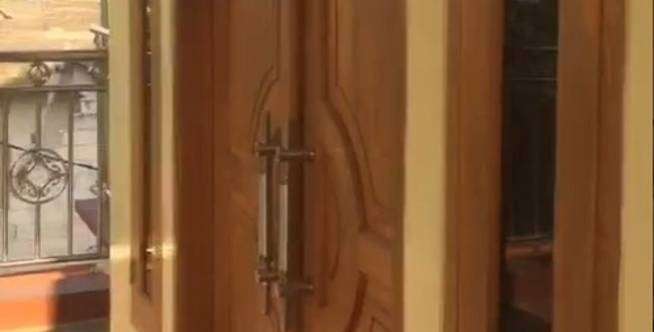 Rumah Aneh Check, Pintu di Lantai Dua Dibuat 'Ngambang'