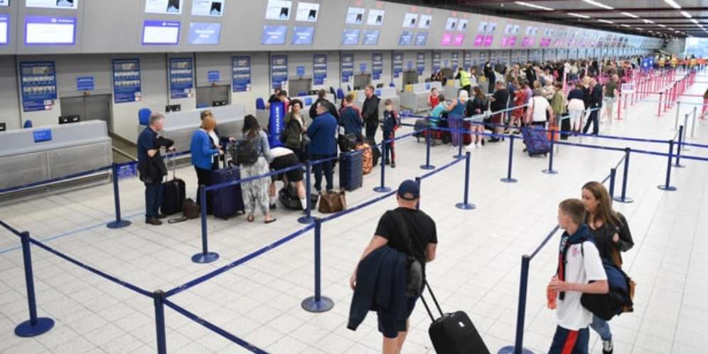 Penumpang Menunggu di Bandara Glasgow