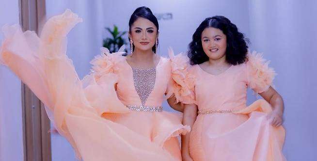 Tengok Outfit Branded Krisdayanti yang Matching dengan Cucu
