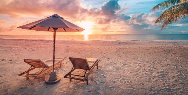 2. Pantai Pink, Sila Island