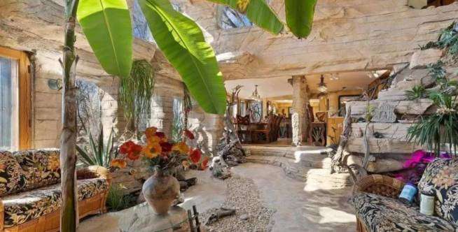 Uniknya Rumah Berdesain ala Zaman Batu di Era Modern