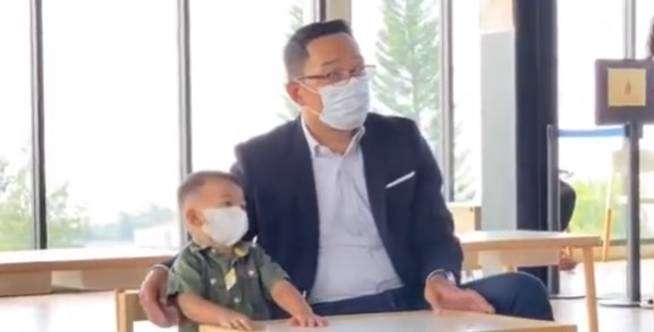 Antar Putra Bungsunya Sekolah, Kang Emil Ikut Masuk Kelas