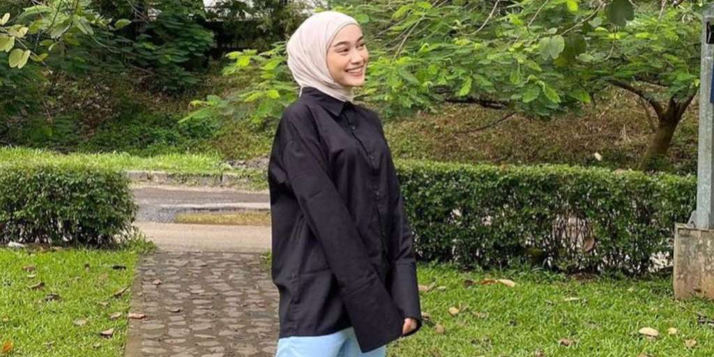 Gaya Hijab dengan Atasan Hitam
