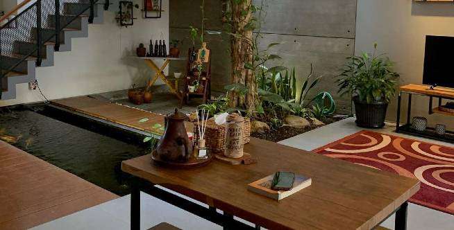 Kolam Ikan dan Pohon di Tengah Rumah Bikin Adem