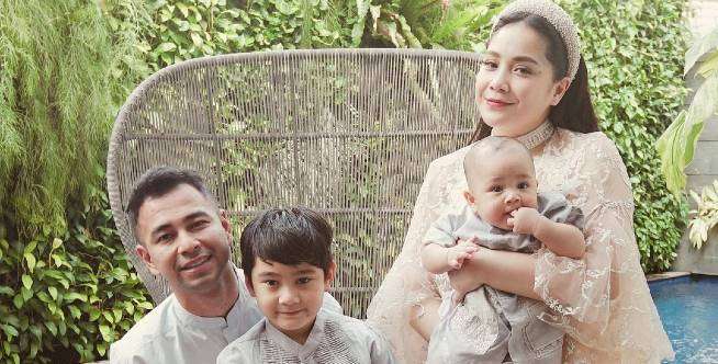 Lagi, Rayyanza Dapat Kado Stroller 'Sultan' Puluhan Juta