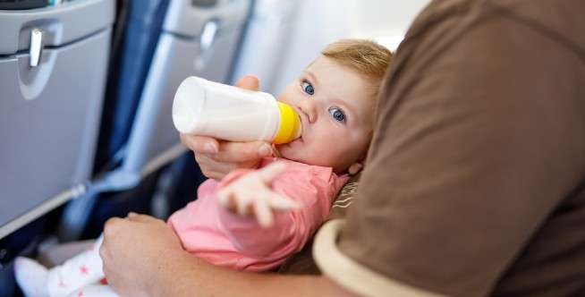 5. Beri makan atau susu saat lepas landas/mendarat