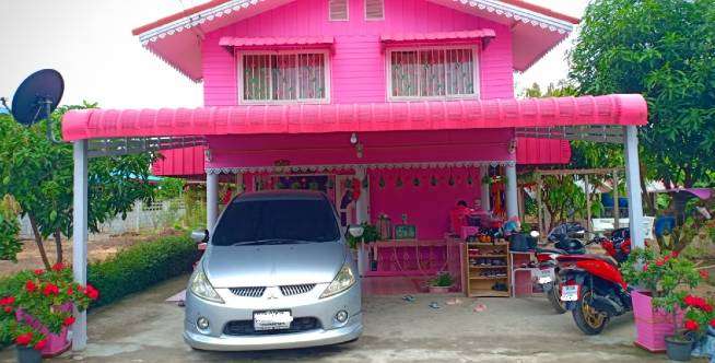 Rumah Bertema Pink Neon, Lihat Bagian Dalamnya