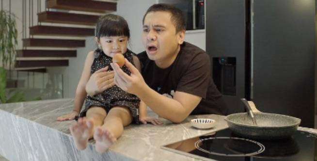 Raditya Dika Sibuk Shooting, Sang Putri: Papa Gak Kangen