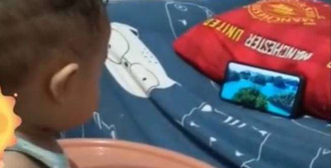 Kocak, Balita Langsung Berhenti Nangis dengar Mars Partai