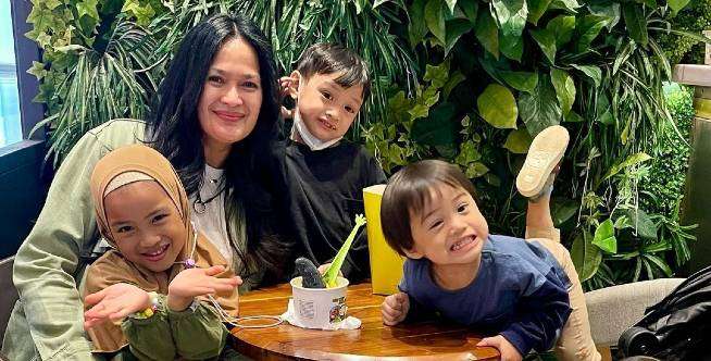 Momen Manis Donna Harun Bareng Cucu, Nenek Awet Muda!