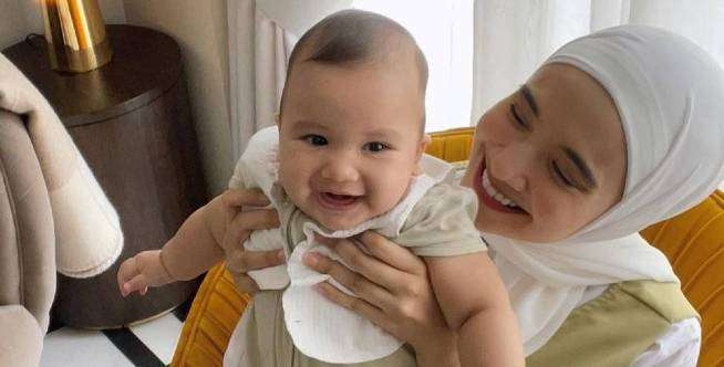 Penampakan Stroller 'Sultan' Putra Zaskia Sungkar, Bikinan Italia!