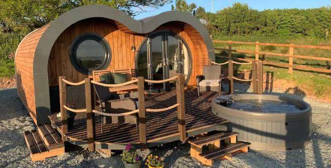 Rumah Mungil Interiornya Gemas Dilengkapi Jacuzzi