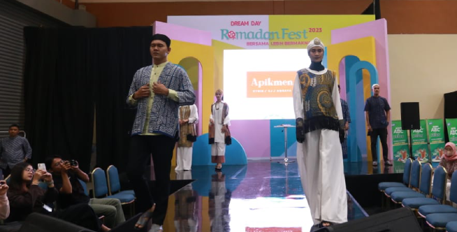 3. Pilih Style Simpel dan Kombinasikan Dengan Aksen Nyentrik