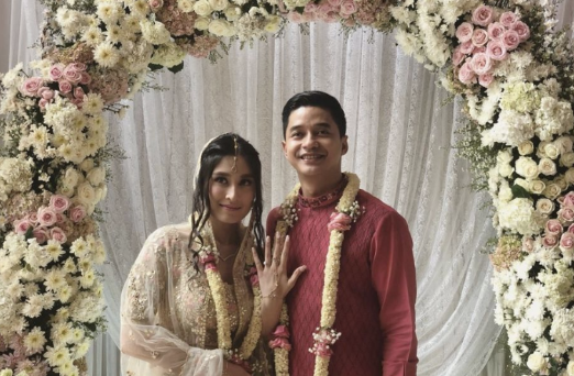 Lamaran Bernuansa India