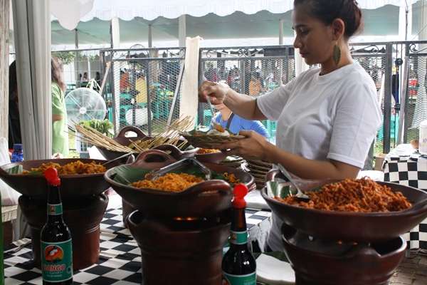 Kuliner Unik Dua Artis Cantik di Festival Bango Kuliner Unik Dua Artis Cantik di Festival Bango