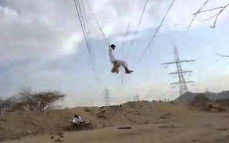 Aksi Nekat Bocah Saudi, Main Ayunan di Kabel Listrik