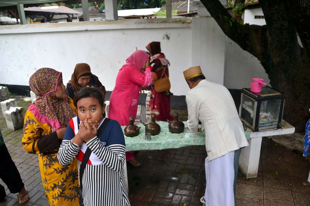 Berburu Air Bertuah di Makam Mbah Bungkul Surabaya