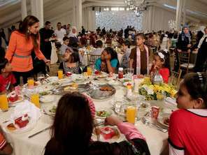 Ratu Cantik Jordania Buka Puasa Bareng Anak Yatim