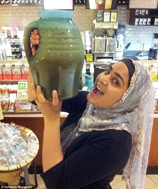 Hijaber Ini Pecahkan Rekor Pembelian Kopi di Starbucks