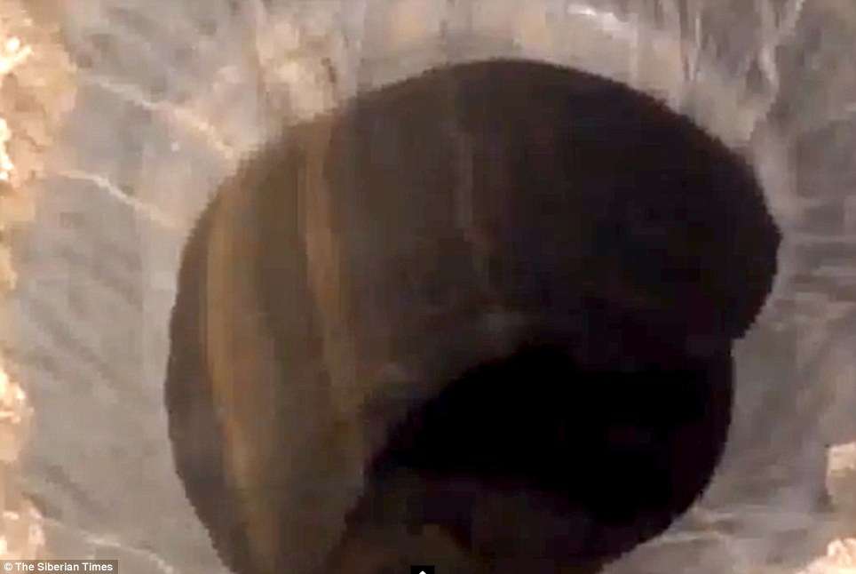 Lubang Raksasa Misterius Muncul di Ujung Utara Bumi