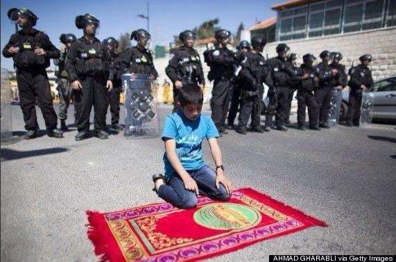 Heboh Foto Bocah Palestina Salat di Depan Tentara Israel