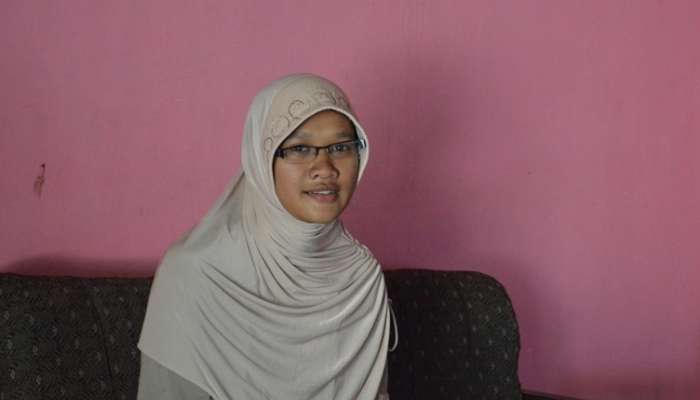 Kegigihan Hijaber Anak Penjual Gorengan Jadi Apoteker