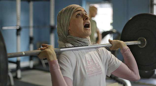 Kehebatan Atlet Angkat Besi Berhijab Amerika