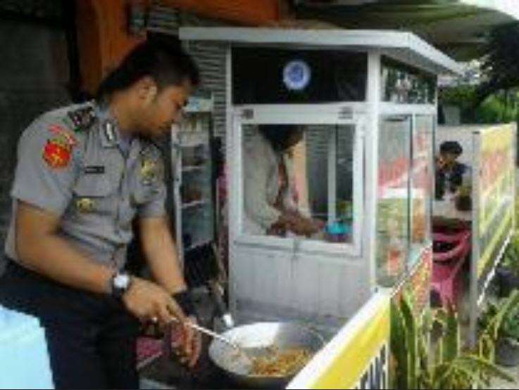 Kisah Brigadir Wawan, Jual Bakso Demi Kesembuhan Anak