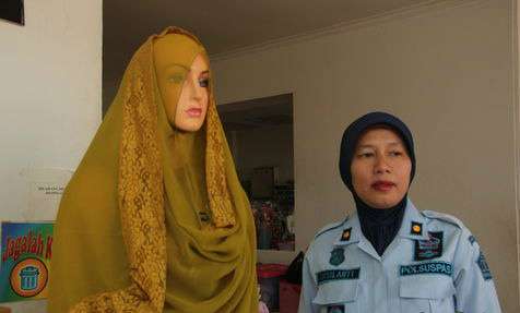 Di Penjara, Angelina Sondakh Bikin Jilbab Hanna