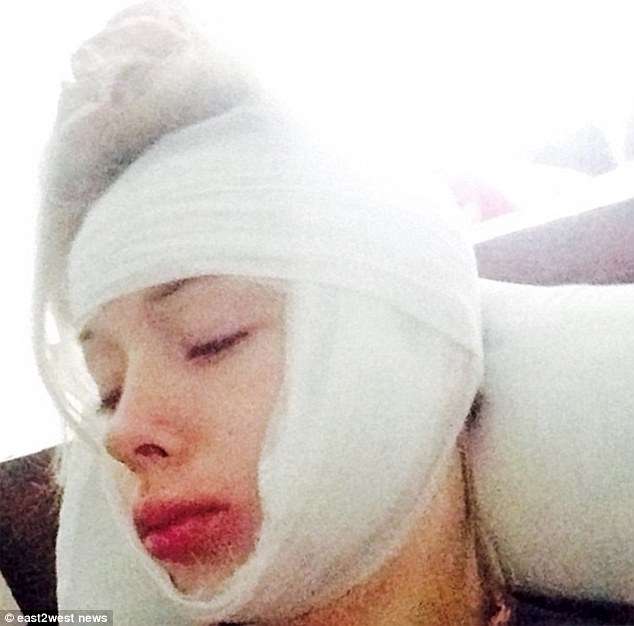 Manusia Barbie Dihajar Dua Pria Tak Dikenal Saat Halloween