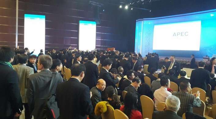APEC Unggah Foto Jokowi Dikerubuti CEO Dunia