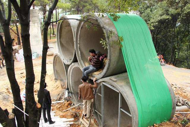 Jengkel Uang Dihabiskan Istri, Pria Ini Tidur di Pipa Beton Jengkel Uang Dihabiskan Istri, Pria Ini Tidur di Pipa Beton