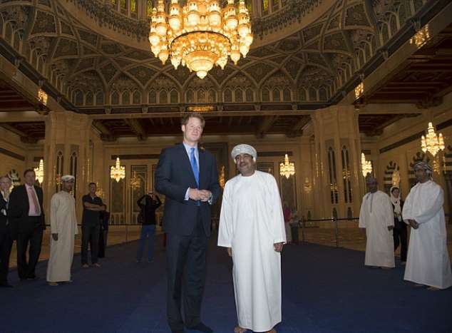 Pangeran Harry Lepas Sepatu Saat Masuk Masjid Megah Oman