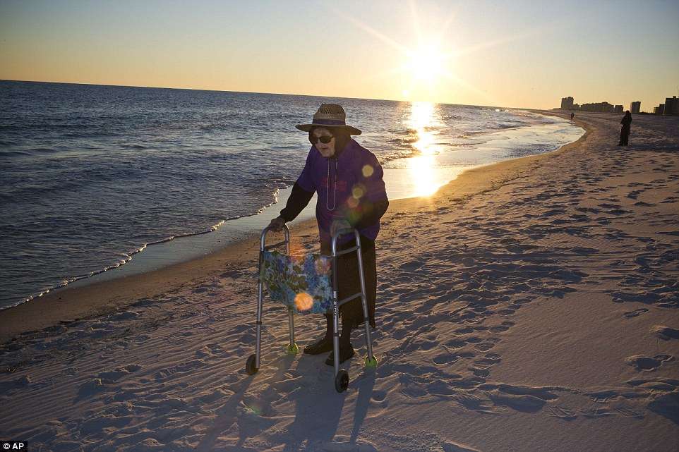 Keharuan Nenek 101 Tahun Pertama Kali ke Pantai Keharuan Nenek 101 Tahun Pertama Kali ke Pantai