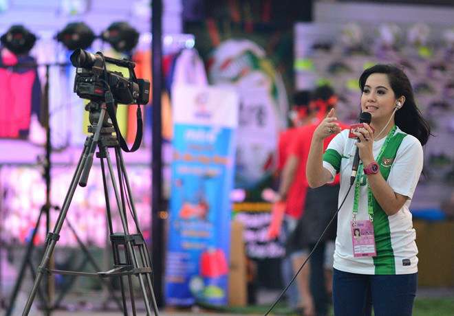 Presenter Putri Violla Jadi Idola di Piala AFF