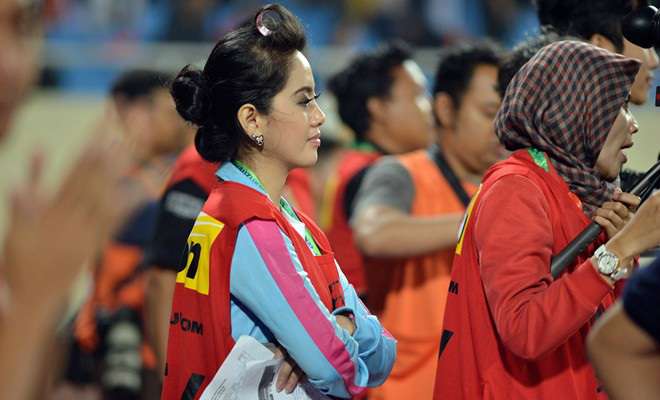 Presenter Putri Violla Jadi Idola di Piala AFF