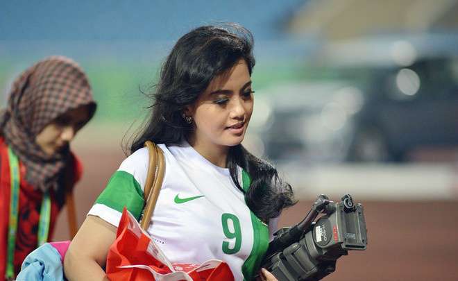 Presenter Putri Violla Jadi Idola di Piala AFF