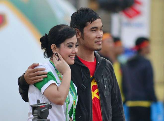Presenter Putri Violla Jadi Idola di Piala AFF