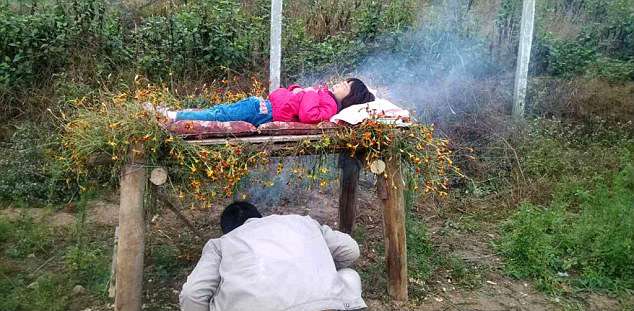 Tak Punya Biaya Berobat, Ayah Bakar Anak