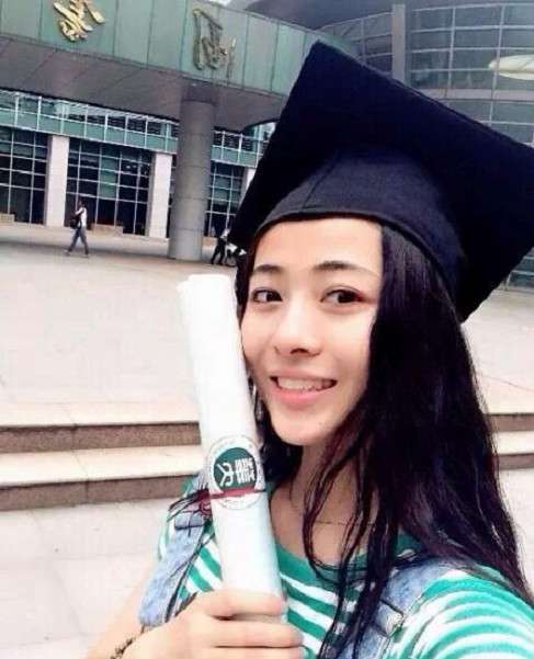 Guru Cantik Ini Bikin Siswa Betah Belajar