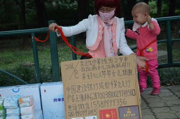 Berdandan Wanita, Pria Jual Pembalut Demi Obati Anak