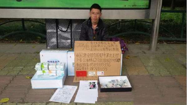 Berdandan Wanita, Pria Jual Pembalut Demi Obati Anak