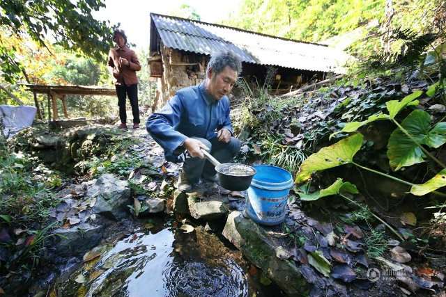 Keluarga Unik, Bertahan Hidup Tanpa Dunia Luar